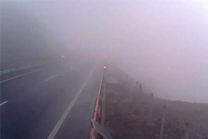 冬日駕車出行遇到團霧怎么辦？學會這7招或許能保命！