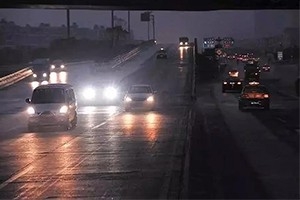 夜間開車老司機都懂：走灰不走白，見黑停下來！